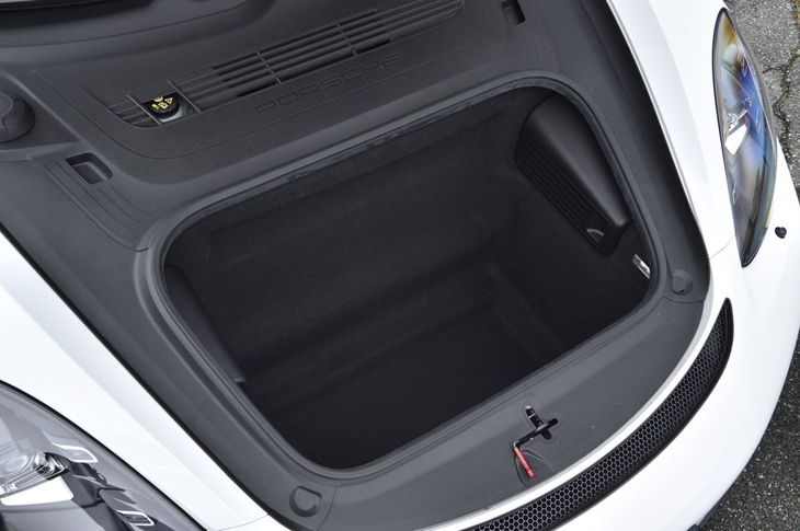 車両フロントに用意される荷室の容量は150リッター。深さがたっぷり取られており、一般的な航空機の機内持ち込み用スーツケースであれば問題なく収容できるという。