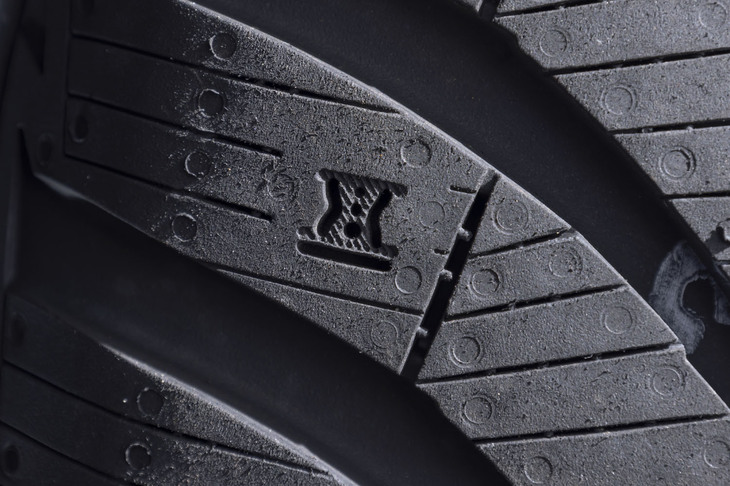 トレッド面の「スノー摩耗インジケーター」。砂時計形の内部にサイズの異なる3つの穴が刻まれており、3つとも消えると摩耗度が50％＝冬用タイヤとしては使えないことが分かるようになっている。