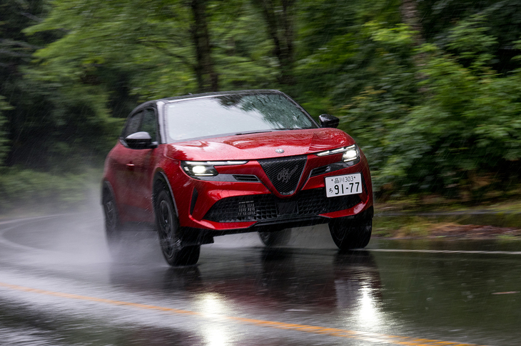 パワートレインは1.2リッターターボエンジンに48Vのモーターとバッテリーを組み合わせたマイルドハイブリッド。システム全体では145PSを発生する。