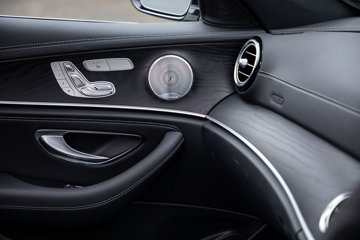 オプションのBurmester（ブルメスター）サラウンドサウンドシステムは、13個のスピーカーと9チャンネルアンプから構成されている。