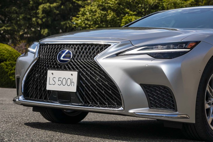 フロント中央以外に、バンパー四隅にミリ波レーダーを装備。トヨタの従来の「プリクラッシュセーフティー」よりも高度かつ適切な運転支援が可能となっている。