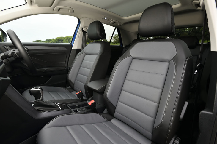 今回の試乗車は、28万6000円の有償オプションとなる「レザーシートパッケージ」が選択されていた。同オプションには前席シートヒーターと運転席の電動調整機能、フロントのヒーテッドウオッシャーノズルが含まれている。