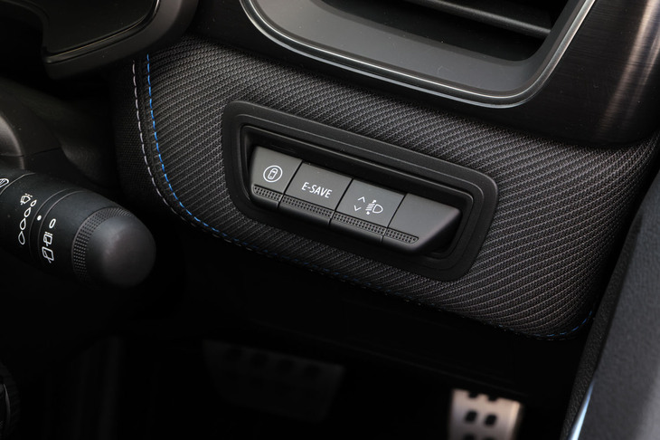 「フルハイブリッドE-TECH」には、バッテリー残量を40％以上キープし、モーターのアシストを最適化する「E-SAVE」モードのスイッチが運転席右側のダッシュボードに配置されている。