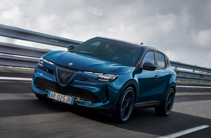 日本国内でも発売された「アルファ・ロメオ・ジュニア」。「ミト」や「ジュリエッタ」の生産終了以来、空白となっていたコンパクトクラスの市場を受け持つクロスオーバーSUVだ。