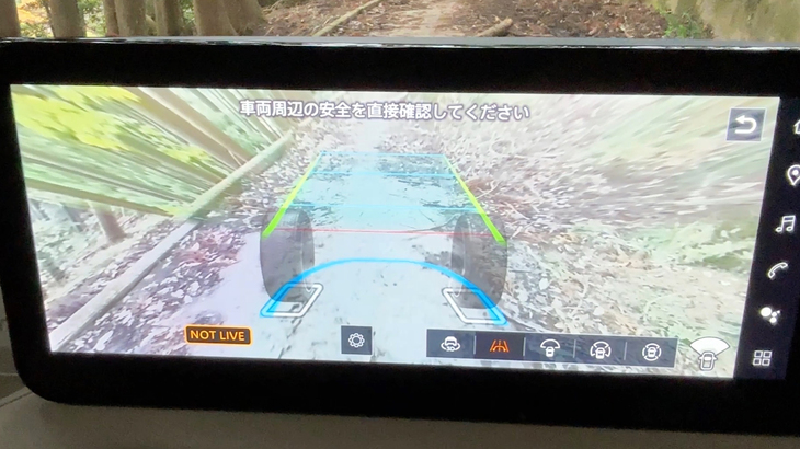 車両の床下の合成映像も表示できる高度なカメラシステムを搭載。これなら腐った丸太を踏む心配はなさそうだ。