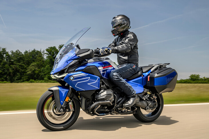 「R1300R」と同様、車両骨格は新設計で、リアにはタンデム走行や大容量ラゲッジシステムの装着を想定して、アルミ製のチューブと鍛造部品を用いた格子型サブフレームを採用している。