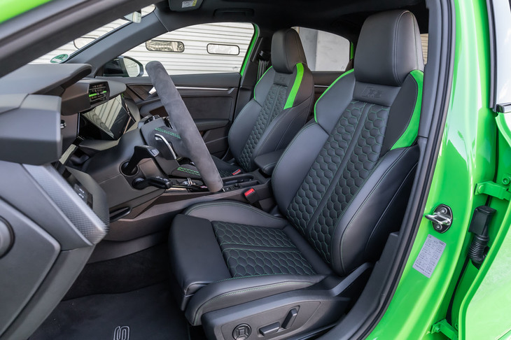 「RS」のロゴがエンボス加工された電動調整機能付き「RSスポーツシート」を標準で装備。日本仕様はダイナミカ／アーティフィシャルレザーのコンビネーション表皮となる。