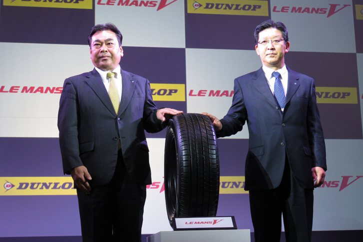 ダンロップの新製品「ル・マンV」と、住友ゴム工業執行役員の増田栄一氏（写真向かって左）、専務執行役員の西 実氏（同右）。