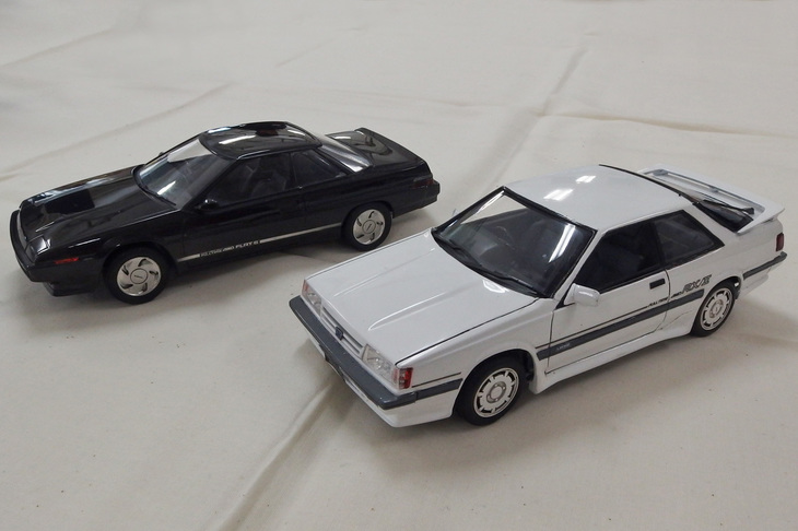 奥はタミヤ1/24「スバル・アルシオーネ4WD VRターボ」を「2.7VX」仕様にアレンジしたものだが、手前はそのアルシオーネのキットをベースに作られた「スバル・レオーネ クーペ4WD RX/IIターボ」。実車ではレオーネをベースにアルシオーネが生まれたのだが、逆パターンというわけだ。