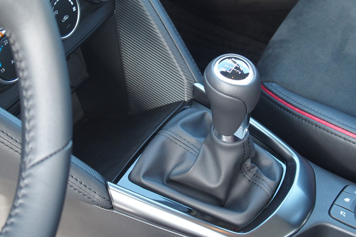 マツダ2 XDスポルト＋（海外仕様車のシフトレバー）