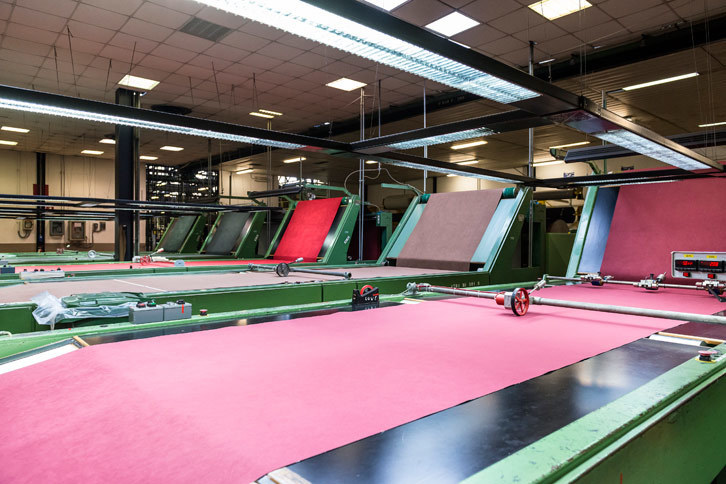 他の素材には見られない、カスタマイズに対する柔軟性もアルカンターラの特徴。量産プロダクトはもちろん、プライベートジェットやヨットのインテリアにも使用される。