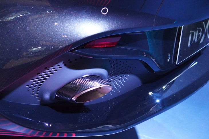 アストンマーティンDBX