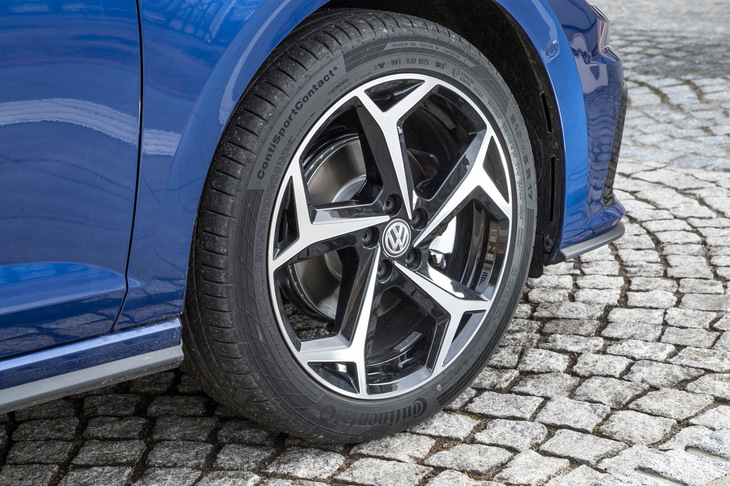 タイヤサイズは215/45R17で、「TSI Rライン」専用の5スポークアルミホイールが組み合わされる。試乗車のタイヤは「コンチネンタル・コンチスポーツコンタクト5」だった。