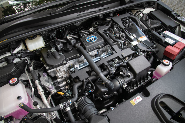 ハイブリッド車には「プリウス」などでおなじみの、1.8リッターガソリンエンジンにモーターを組み合わせた「THS II」が搭載される。システム総合出力は122ps。