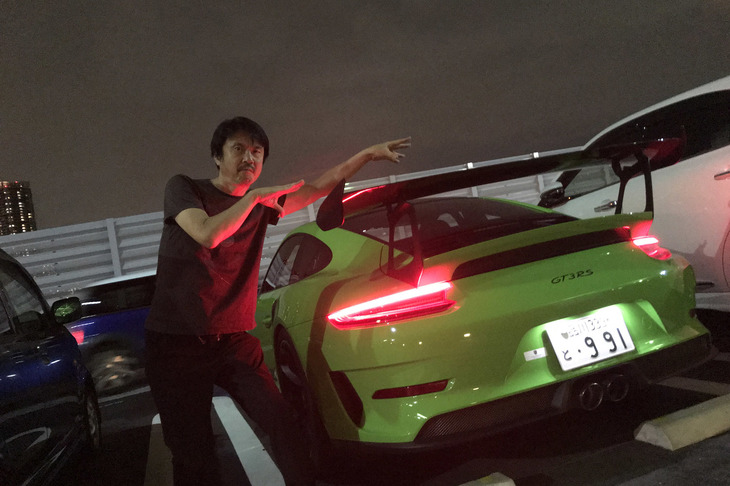 首都高の辰巳PAにて。平日、しかも雨天にもかかわらず、駐車スペースは熱きカーマニアたちの個性あふれる愛車でほぼ埋め尽くされていた。