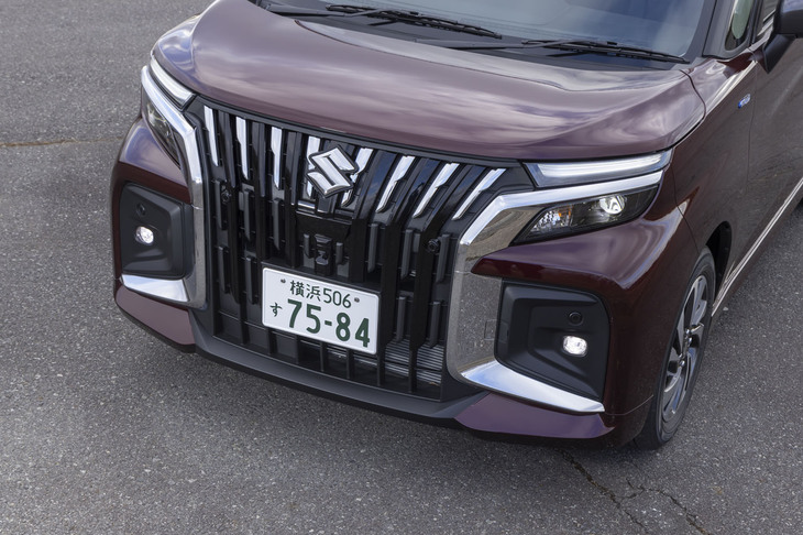 どことなく他社の国産ミニバンと似ている感はあるが、フロントマスクの押し出しが強くなったのは間違いない。グリル上部のルーバーにだけメッキが施されているのは節約ではなくデザインのためとのこと。