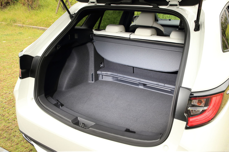 4WD車やスペアタイヤ搭載車、アクセサリーコンセント装着車を除き、ラゲッジスペースの床面の高さは2段階で調整可能となっている。