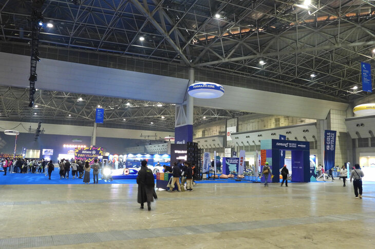 「ファンビレッジ」のなかはこんな感じ。イベント広場兼展示エリア兼休憩スペースといった雰囲気だが、東展示場の3ホールをぶち抜きにしているので、まあ広い！