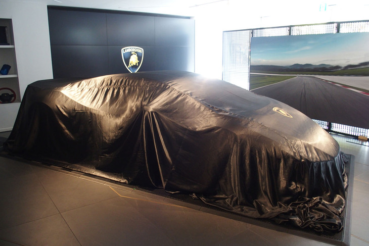 「ランボルギーニ・ウラカン テクニカ」の発表イベントでアンベールを待つ車両。