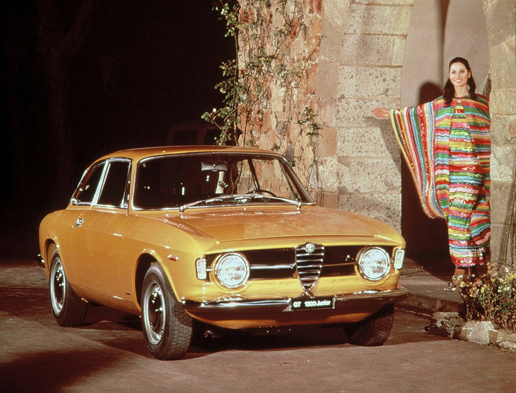 1966年「アルファ・ロメオ1300GTジュニア」。ベルトーネ時代のジウジアーロの傑作とされるクーペボディーに1.3リッター直4 DOHCエンジンを搭載。兄貴分の「ジュリア スプリントGTヴェローチェ」との簡単な識別点は、フロントグリルの横バーがジュリアが3本なのに対してジュニアは1本。