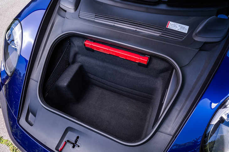 フロントフード下に設置された荷室の容量は128リッター。バルクヘッド側のカバーを開けるとバッテリーやワイパーユニットが顔をのぞかせる。