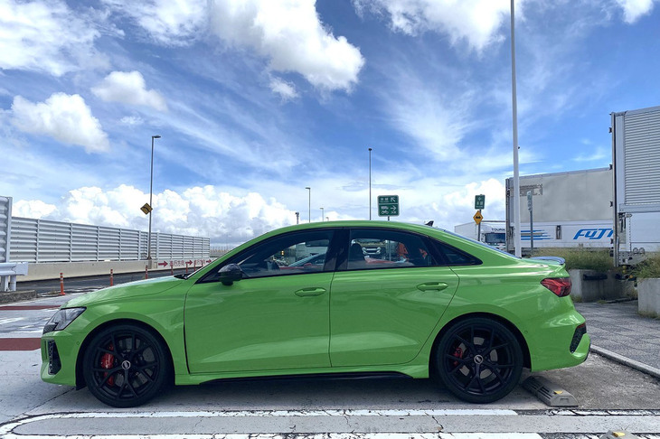 「RS 3セダン」（写真）は「RS 3スポーツバック」とともに2022年4月に販売が開始された。導入当初の価格は前者が818万円、後者が799万円で、いずれも右ハンドル仕様であった。