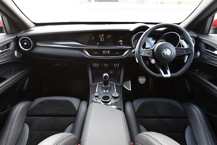 インテリアのデザインは、先行してデビューした4ドアセダン「ジュリア」に準じたもの。中央には8.8インチのセンターディスプレイが配される。