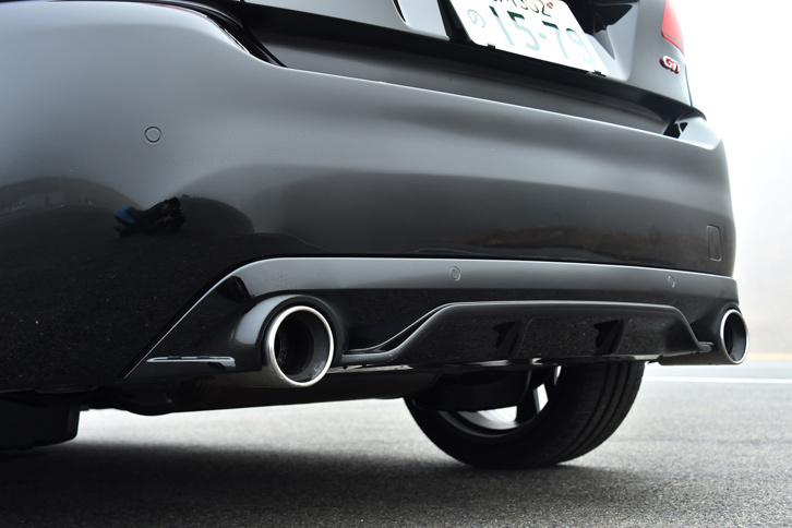 リアまわりでは、アンダーガーニッシュとデュアルエキゾーストパイプが「GTi by PEUGEOT SPORT」の特徴となる。