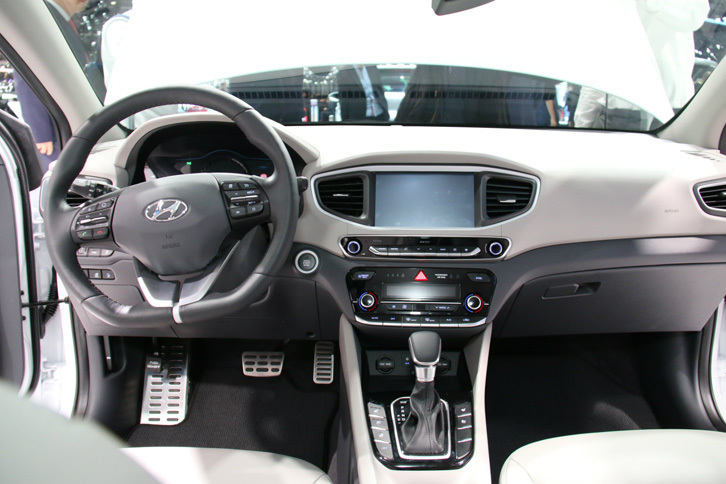 「ヒュンダイ・アイオニック」のインテリア。エコカーに乗る気負いを感じさせないデザインである。