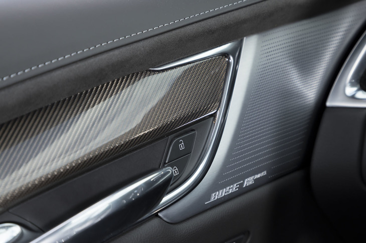 充実した装備も「XT6」の特徴。トライゾーンオートエアコンディショナーや、14基のスピーカーからなるBOSEパフォーマンスシリーズのサラウンドサウンドシステムが全車に搭載される。