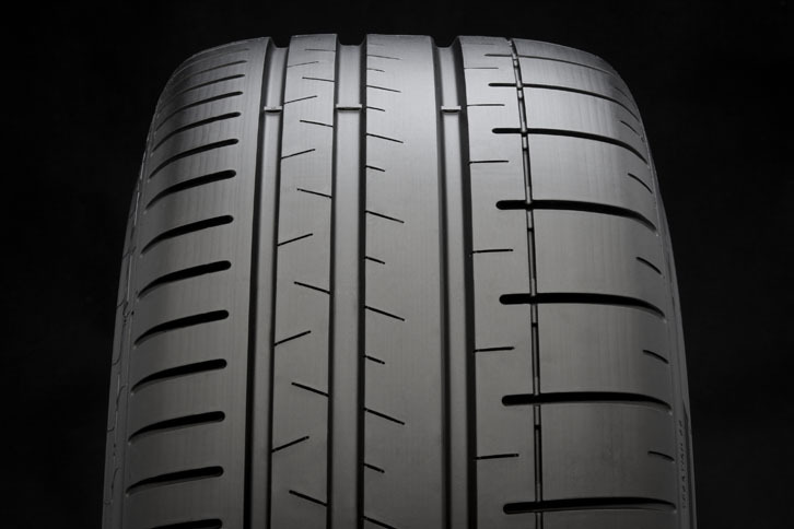 スーパーカー用ではセミスリック化して、グリップを徹底的に追及している。