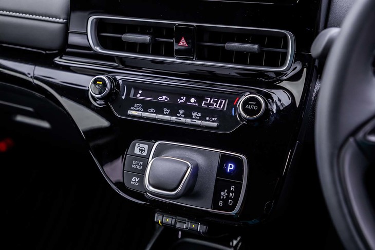 スイッチ類は直感的な使いやすさが追求されている。バイワイヤ式のシフトセレクターのそばには走行モードの選択ボタンが並ぶ。