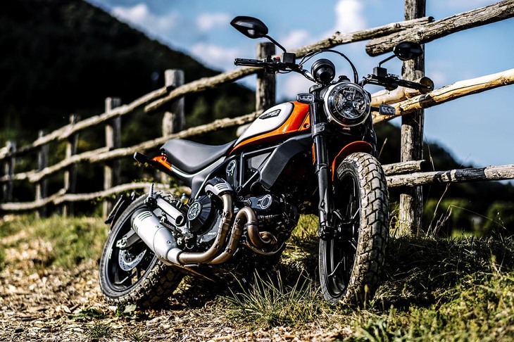 【ドゥカティ・スクランブラー アイコン】
	スクランブラーシリーズには現在9種類のラインナップがあり、排気量も400cc／800cc／1100ccと3クラスのバリエーションが用意される。モデル選びは悩ましいところだが、その中核ともいえるアイコン（803cc）なら間違いなし。加速も減速も旋回もすべてがライダーの意思に忠実で、リニアという言葉の意味を教えてくれる。