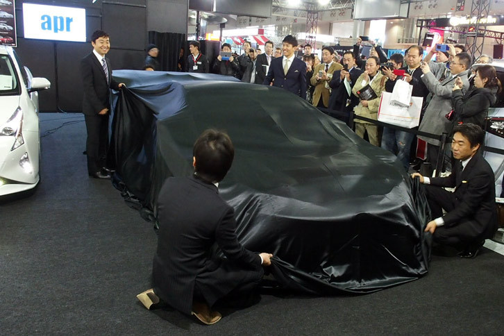 黒のベールで覆われていた2016年型「プリウスGT」は、2016年シーズンを戦う4人のドライバーによってアンベールされた。