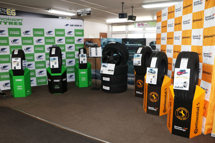 会場にはコンチネンタルタイヤやノキアンタイヤもブースを出展。日本では聞きなれないノキアンは北欧フィンランドの老舗タイヤメーカーだ。なんと1934年に世界初のウインタータイヤを生みだしたメーカーが、このノキアンなのだ。そんなノキアンはスタッドレスタイヤを展示。一方ドイツのコンチネンタルは、スタッドレスにオンロード向けのコンフォートタイヤと、タイプの異なるアイテムを展示していた。