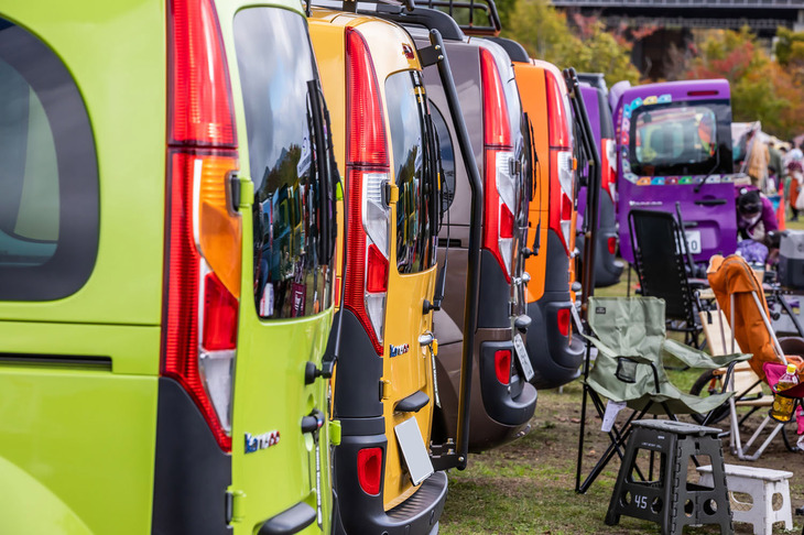 さまざまな外装色がリリースされた現行モデル。ツルシのままで乗って入る人はいないのでは？　と思えるほど、ほとんどの「カングー」がオーナー好みにカスタマイズされていた。