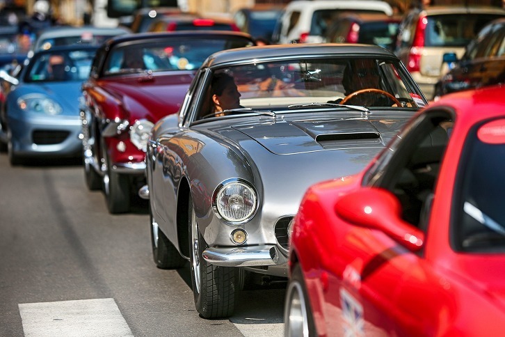 マラネッロの市街地で行われたフェラーリパレードの様子。