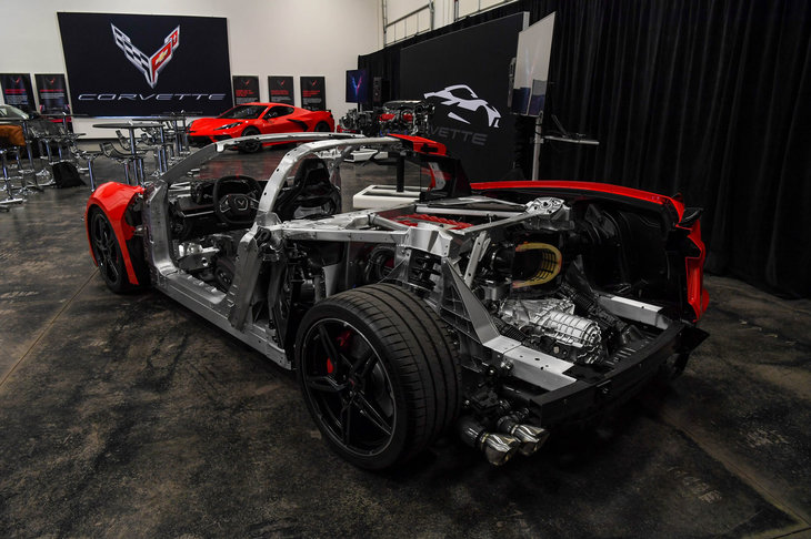 車両の骨格は、アルミダイカスト材を用いた「Bedford Six（べドフォード シックス）」と呼ばれる6つの部材で構成。ジョイントの数を減らすことで高強度化を実現している。