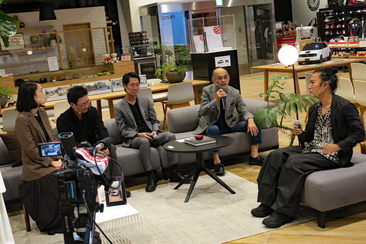 ソファで談義する5人。「ホンダe」はEVなので、そもそもボンネットを開かなくする、あるいはガラス張りにして充電装置など中身が見えるようにする、というアイデアもあったようだ。