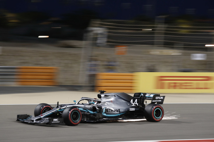 F1第2戦バーレーンGPを制したメルセデスのルイス・ハミルトン（写真）。ライバルを圧倒した開幕戦から一転、フェラーリの猛攻にあうことになったメルセデスだったが、トップ快走中に起きたシャルル・ルクレールのパワーユニットトラブルに助けられ、今季初、通算74回目の勝利を飾ることに。（Photo=Mercedes）