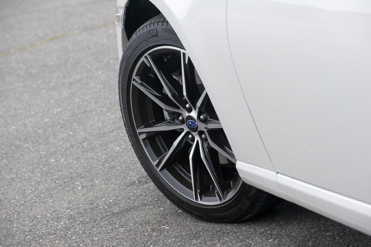 新デザインの17インチアルミホイール。フラットな乗り心地や滑らかでレスポンスに優れた操舵特性を実現するため、足まわりにも改良が施された。