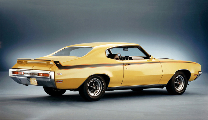 ストライプやリアスポイラーを備えたマッスルカーの例。標準で350PSを発生する455立方インチ（7.4リッター）のV8を積んだ、高級ブランドのマッスルカーである1970年「ビュイックGSX」。