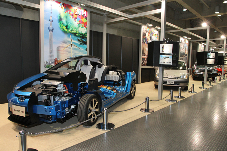 「我々をワクワク、ドキドキさせた技術の今昔」と題された特別企画展示コーナーに並べられた、エポックメイキングな7台の日本車。手前から時代をさかのぼる形で「トヨタ・ミライ」（2014、世界初の量産FCV）、「トヨタ・プリウス」（1997、世界初の量産HV）、「日産セドリック ターボ」（1979、国産初の市販ターボ車）、「トヨタ・スポーツ800」（1965、空力的な軽量ボディー）、そして「たま電気自動車」（1947、戦後混乱期のEV）。