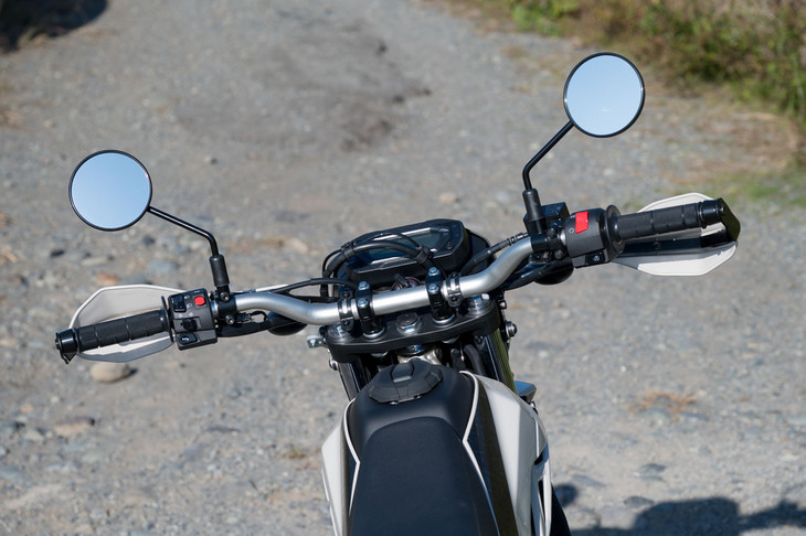 ハンドルには軽量で強度に優れるアルミ製のテーパードハンドルバーを採用。金属プレートの入ったハンドガードも標準で装備される。