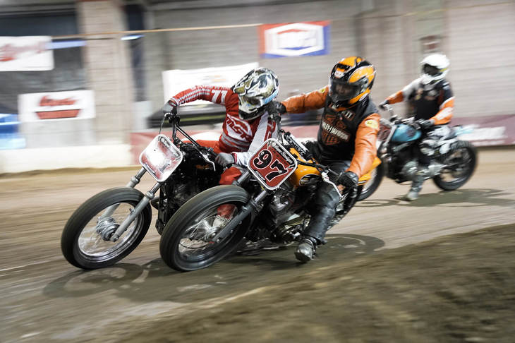 1周約200mのコースはエンジンパワーの差がつきづらく、抜きどころが少ない。しかしタイミングを見計らい、コーナーの入り口では激しいバトルが展開される。この写真のように、少し強引とも思えるアプローチも日常茶飯事。しかしトラブルやクラッシュは、驚くほど少ない。