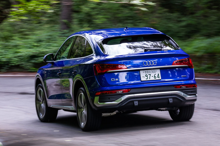 「Q5スポーツバック」のパワートレインは全車、ディーゼルエンジンと「AWDクラッチ」付き4WDシステム「クワトロ」の組み合わせとなる。低負荷時には前輪にのみトルクを配分するほか、エンジンを完全停止し惰力走行を行うコースティング機能も備わっている。