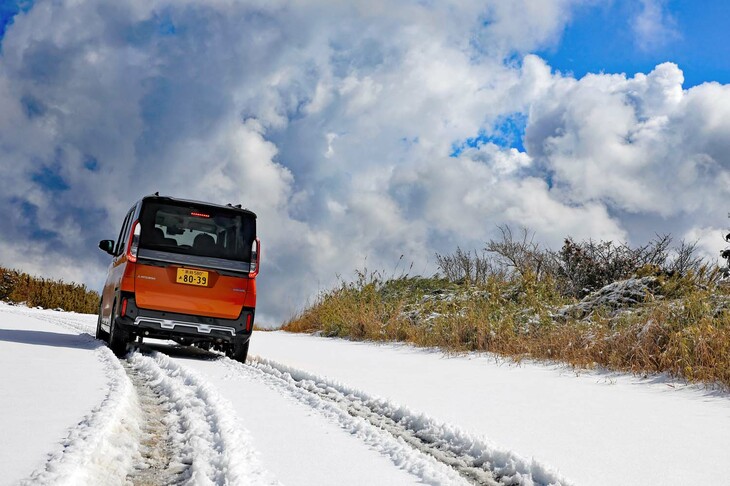悪路での走行をしっかり考慮した足まわりに、フルタイム4WD、そして豊富な電動アシスト機能の組み合わせにより、「三菱デリカミニ」は、普通の軽自動車では敬遠したくなるような雪道でも、安心感のある走りを披露してくれた。