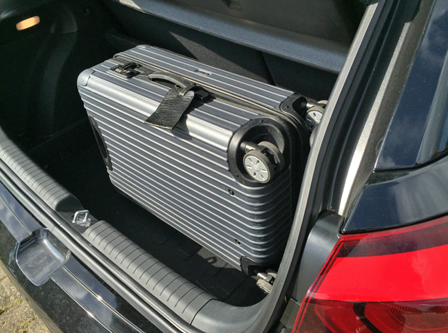 荷室の容量はリアシートを立てた状態で326リッター。二重底のフロアを跳ね上げると、パーセルシェルフを閉じたまま61リッターのスーツケースが縦に入れられる。