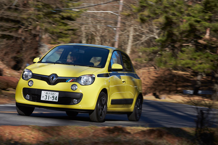 富士山北麓の山道を行く「トゥインゴ ゼン」。