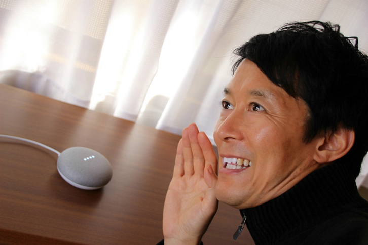 買ったばかりのGoogle Home Miniと自動車問答を楽しむ筆者。